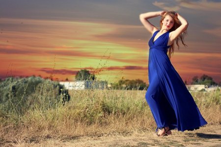 Девушка в синем