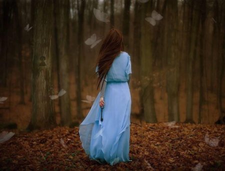 Женщина в длинном платье