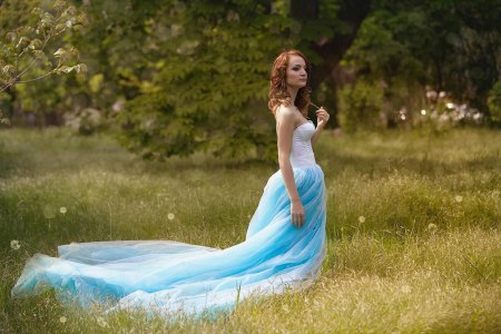 Девушка в голубом платье