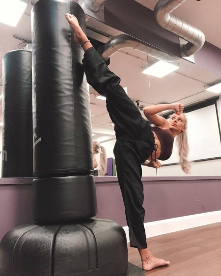 Девушка кикбоксер