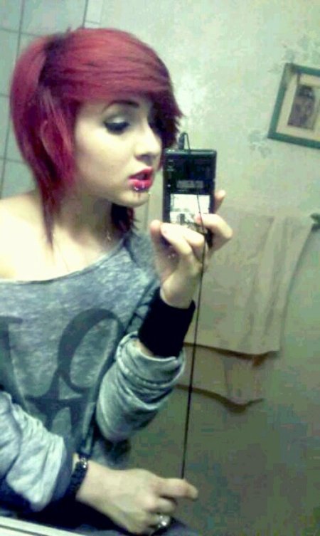 Челкастые девушки с короткими волосами