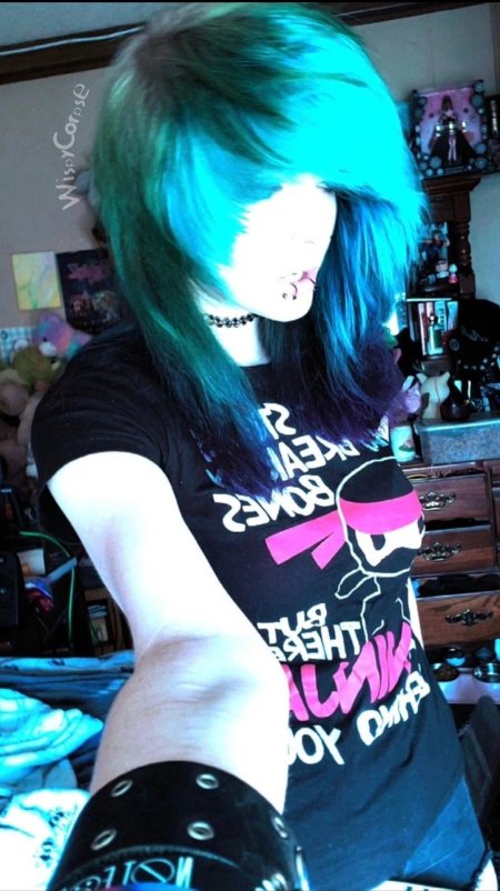 Эмо с голубыми волосами