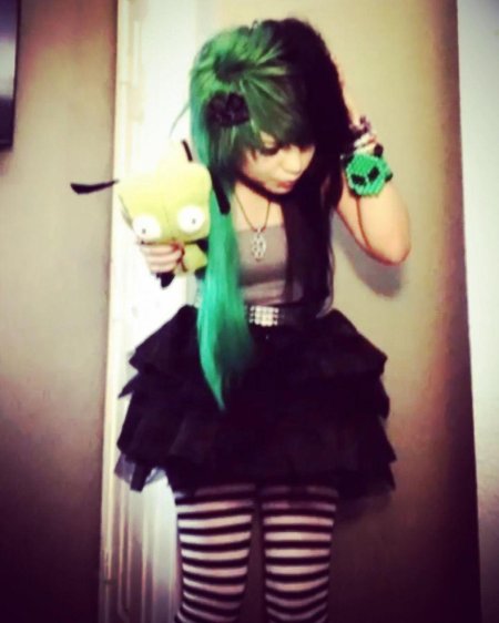 Девушка с зелеными волосами