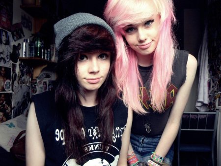 Девушка с розовыми волосами