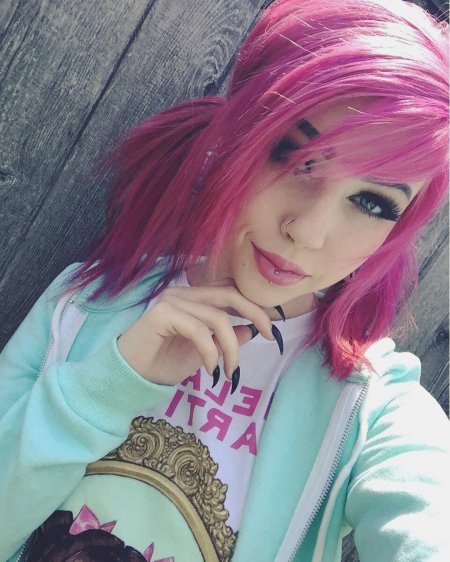 Эмо с розовыми волосами
