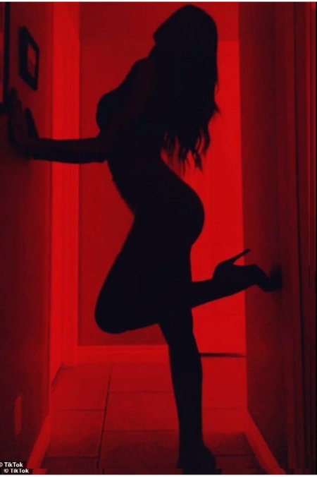 Силуэт девушки в дверном проеме