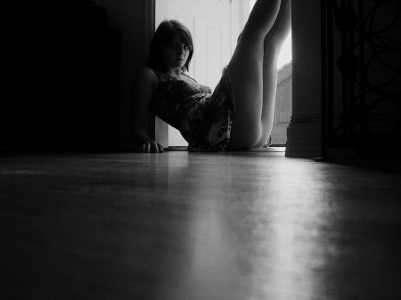 Силуэт девушки в дверном проеме