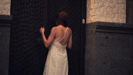 Девушка у двери