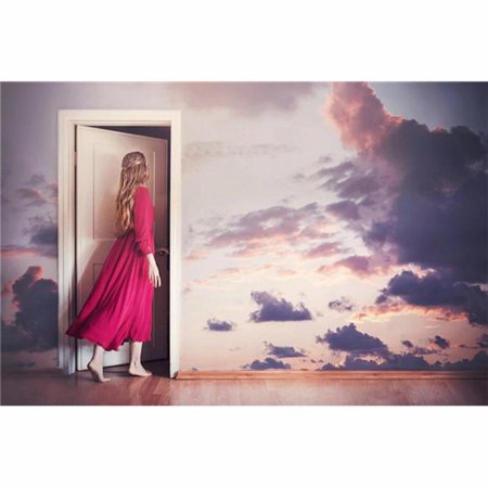 Девушка открывает дверь