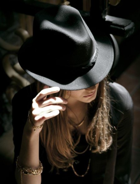 Девушка в шляпе