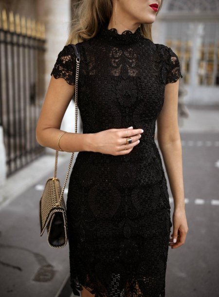Черное кружевное платье