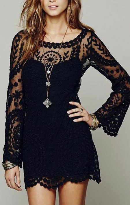 Платье с кружевами