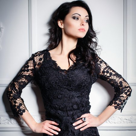 Шикарная брюнетка в черном платье