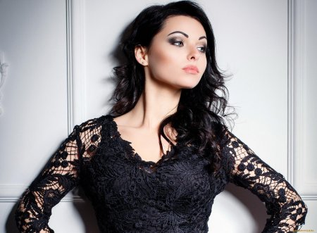 Красивая брюнетка