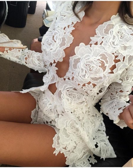 Девушка в кружевном платье