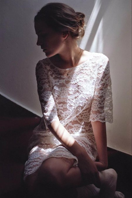 Девушка в кружевном платье