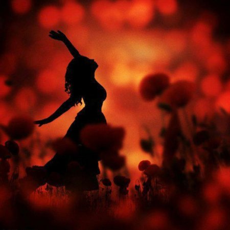 Танцующая девушка