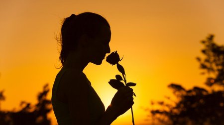 Девушка с цветам