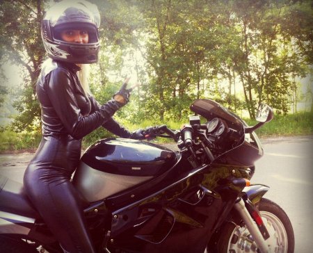 Девушка на мотоцикл