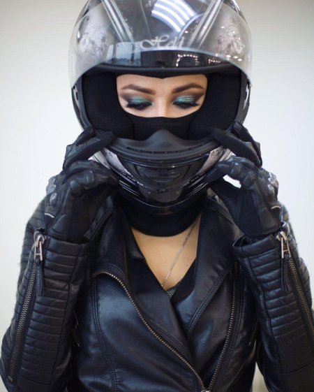 Девушка в шлеме