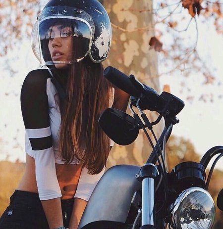 Девушка в шлеме