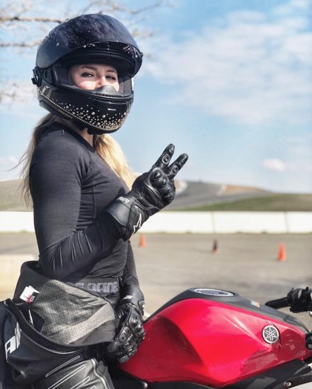 Девушка на мотоцикле в шлеме