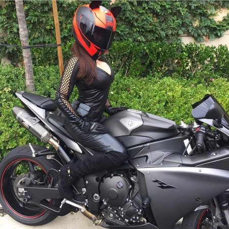 Девушка в шлеме мотоцикла