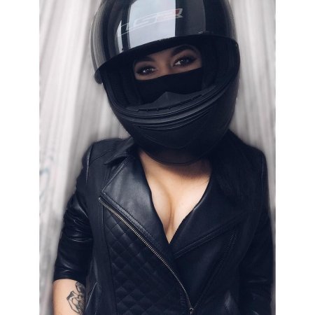 Девушка в шлеме