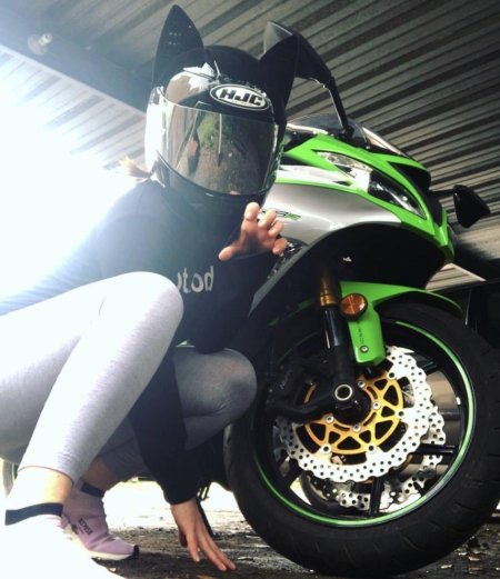 Девушка на спортивном мотоцикле