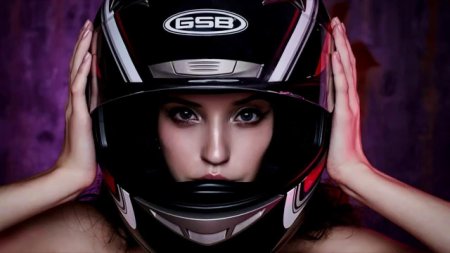 Девушка в мотошлеме
