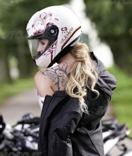 Девушка в шлеме