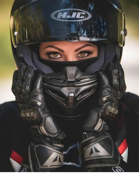 Девушка в шлеме