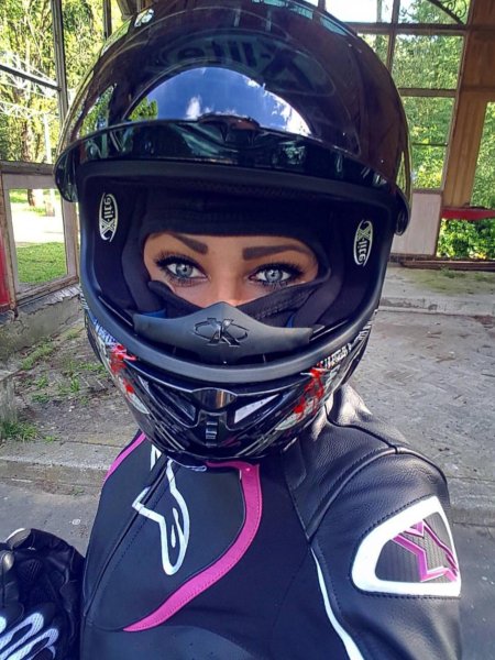 Девушка в шлеме