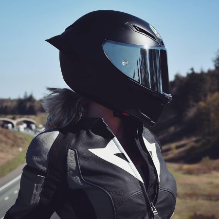 Девушка в шлеме