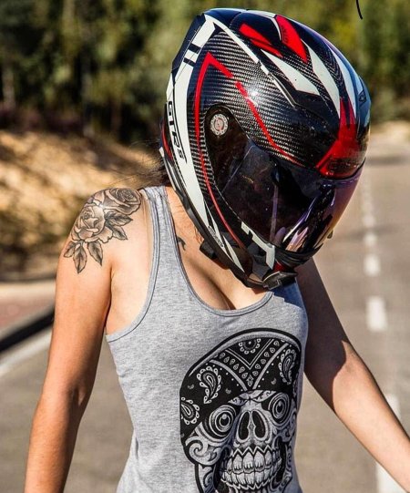 Байкерша на мотоцикле