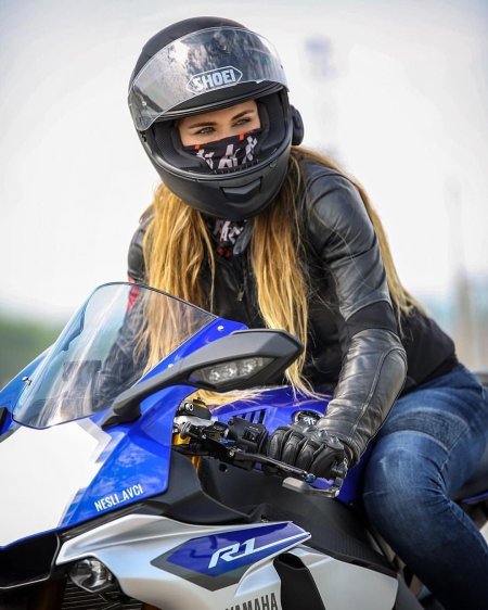 Девушка на мотоцикл