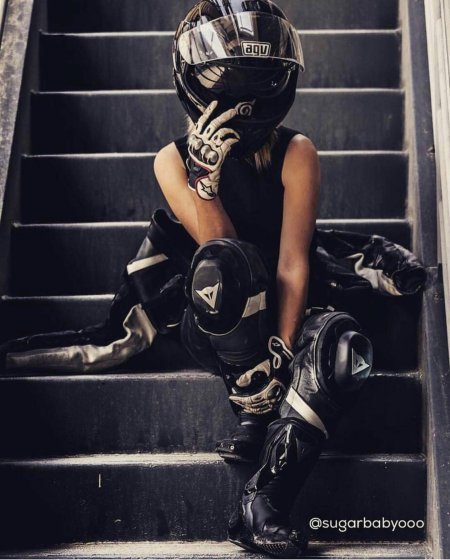 Девушка в мотошлеме