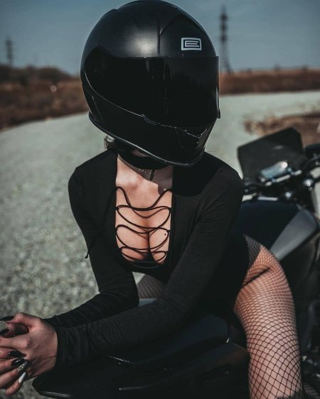 Женщина на мотоцикле