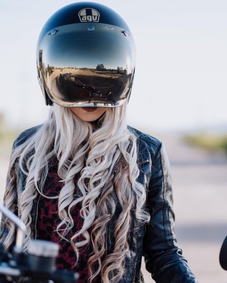 Девушка в мотошлеме