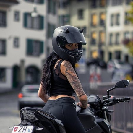 Девушка в шлеме