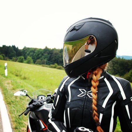 Девушка в шлеме