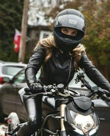 Блондинка на мотоцикле