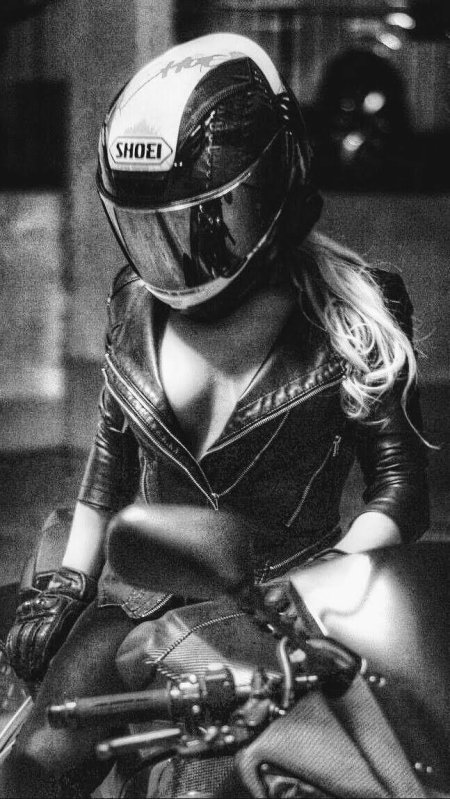 Девушки в шлемах в арте