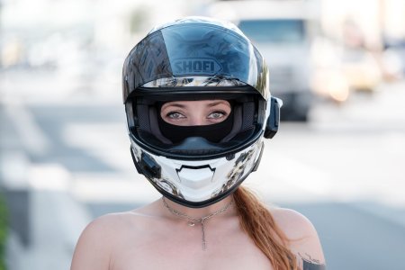 Мототаня в шлеме