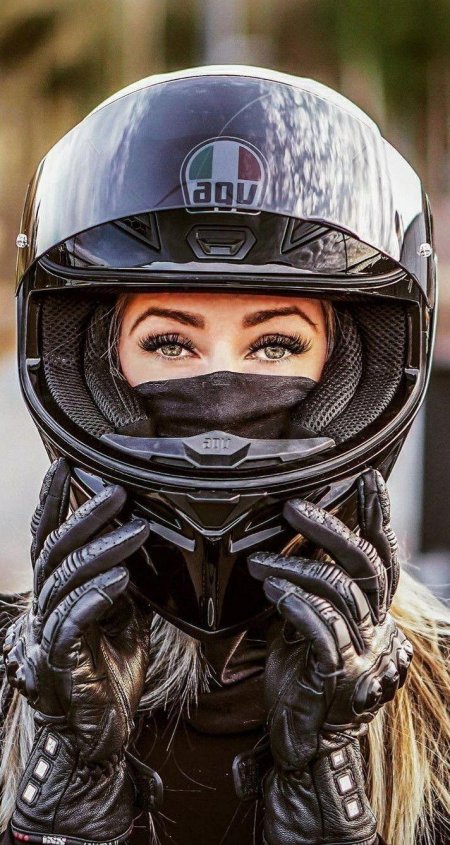 Девушка в шлеме