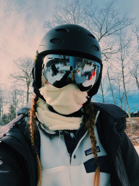 Девушка в горнолыжной маске