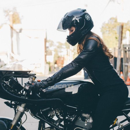Девушка на мотоцикл