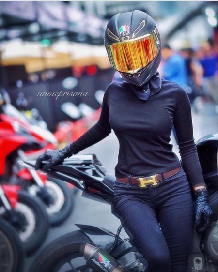 Девушка на мотоцикле