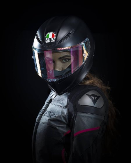 Девушка в шлеме