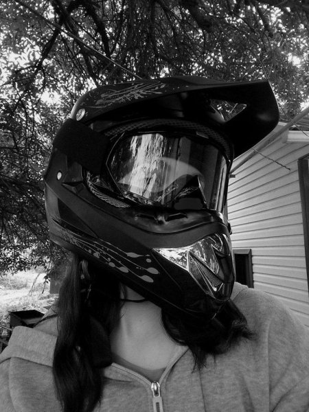 Девушка в шлеме